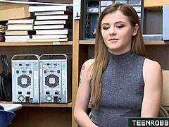 Tonårsrånare Rosalyn Sphinx rider stor kuk på jobbet för att slippa fängelse. Dold kamera fångar kontorsorgasm i tight knullning!