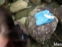 Manu Fox dobi creampie od neznanca na brazilski plaži doggy stil