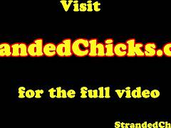 Nastolatka 18+ autostopem błyska cyckami po przejażdżkę. Zostaje zabrana i pokazuje więcej w akcji POV.