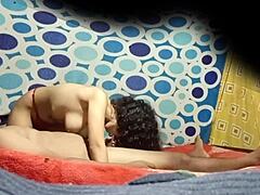 Kolumbijska učiteljica Alexia OPRAVLJENA v mini krilu JEDE in VPIJE