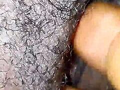 Pillun kosketus seksikkään brunetin emännän ja ystävän kanssa sormimassa pillua ja perseä 😜