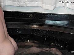 Črna lepota preluknjana v jacuzziju v trojčku