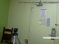 बहुत सेक्सी पेटाइट 18+ चॉकलेट टीन 18+ को क्विकी मार्ट वर्कर चोदता है 😈🍆