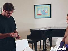 Empregada magra de 18+ descobre cara batendo uma no pau monstro e participa