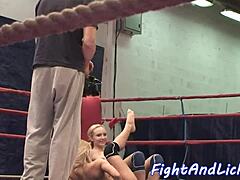 התאבקות מובילה לגלאמור לסבי מגולח עם אוראל, אצבעות ורימג'וב מהנה