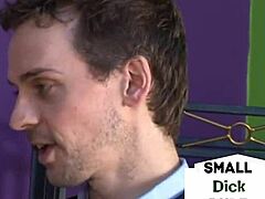 红发女主人用小阴茎支配顺从者，通过在英国团体色情会议中手淫他