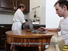 J'arrive pas à croire que cette mince blonde 18+ a chevauché son demi-frère en cowgirl pour la première fois.