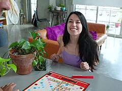 Fiica vitregă Alex Coal se apleacă și e disciplinată de pula mare a tatălui vitreg.