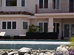 في الحمام، فتاتان ليزبيتان ترشقان الماء وهما يتمايلان ويلعبان بأقدامهما