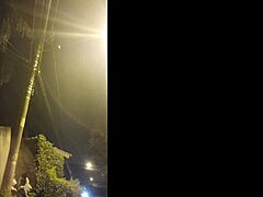 Gift kvinna upptäckt som bedrar offentligt på gatan och möter följderna