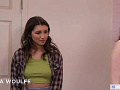 Lezbijske bivše se potopita v vroči triček z lizanjem pičke in igranjem s pičko 👅🔥