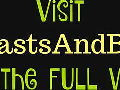 Kurva s veľkým zadkom sa ohýba na lízanie ritu. Potom ju šúchajú doggystyle vo divokej skupine s krivkami a prsiami poskakujúcimi.