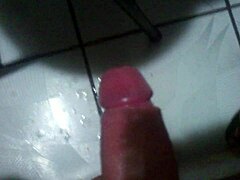 Gran explosión de semen con mucha leche de Mandingo, ¿quieres ver más?