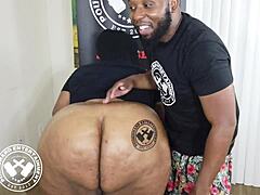 واو، شوفي هذا الكس الضخم للبي بي دبليو في الكاستينغ! 😍