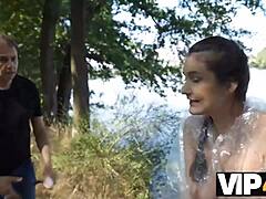 Жена рыбака получает POV действие с киской в VIP4K