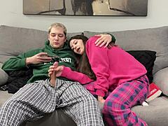 Заварен брат гледаше порно и се дърпаше до заварена сестра, но тя му направи хендджоб вместо да чете книгата си