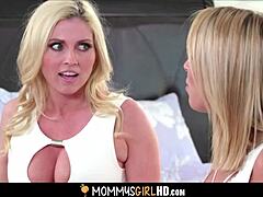 Heiße MILF Stiefmutter Christie Stevens erwischt Stieftochter Zoey Monroe beim spritzenden Orgasmus, dann ficken beide