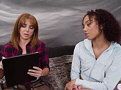 Babe lesbiana pelirroja lame intensamente coño de novia ebony en sesión tijeras tribbing