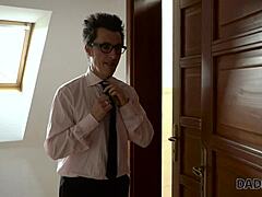 Daddy4k hottie dává starému muži foukání a dostává mladou 18+ teenku 18+ sissy dobře vyvrtanou, zatímco je přistižena