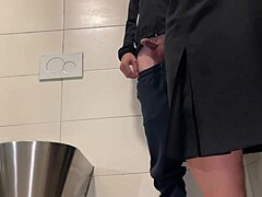 Affaire publique dans les toilettes avec une MILF