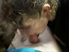 दोस्त गीली और गंदी ब्लोजॉब देता है जिससे मसिव कुमशॉट होता है