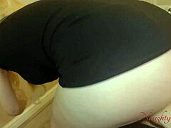 Oh nu, mamă vitregă, cum ai alunecat și ai aterizat direct pe pulă mea mare în timp ce făceai curat în cameră?