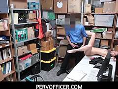 Asiatin Jade Noir spreizt Beine für perversen Officer bei disziplinarischer Penetration im Shop