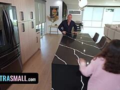 Laisser le beau-père de mon harceleur me baiser de côté en minijupe pour éviter les problèmes scolaires - Jeune chinoise mince dans un trio avec dirty talk !