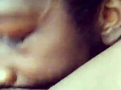 Vedere apropiată a orgasmului cu ejaculare feminină homemade al soției ebony