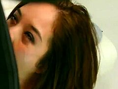 Provokativna mlada lepotica vezana in trdo jebana v misijonarju na hardcore BDSM castingu.