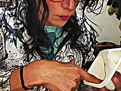 Die lekkere tranny showt upskirt in openbare plekken buiten