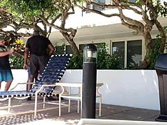 โอ้ย สวิงเกอร์ชาวขาวในไมอามีจ่ายเงินปู่กับฉันให้เมียอกใหญ่ของเขาดูดควยดำยักษ์ของเราข้างสระน้ำกลางแจ้ง! 😏