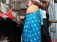 Istri spesifik membungkuk untuk seks anal Bangladeshi panjang di dapur close-up di webcam