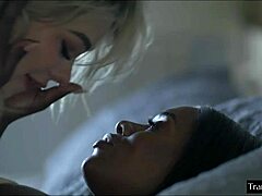 Όμορφη τρανς ρωτάει, έτοιμη να γαμήσει σκληρά αυτή την μαύρη κοπέλα;