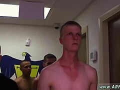 Чувствуя страсть, как парни тренируют новобранцев в интенсивных гей-секс сценах