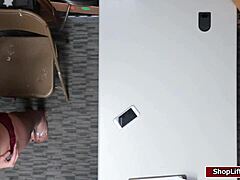 avi, σε έπιασαν να κλέβεις, γιατί να μην πάρεις αυτό το monster πούτσα στον σφιχτό σου κώλο;