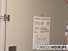 Heta 18+-tonåringar plockar upp killar för förbjudna hardcore-sexsessioner. De ger blowjobs och tar ansikts-cumshots.