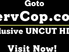 Oficialul de securitate o pedepsește pe Emma Hix cu futut în doggy după ce o prinde furând.