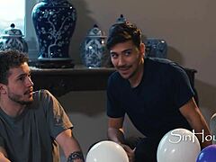 Drzni trojček z mačeho in najboljšim prijateljem v divjem dejanju