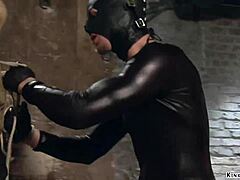 Чувак, этот гимп полностью трахает ту пышную MILF фемдом с глубоким глотанием