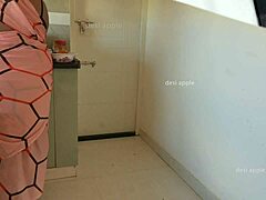 Bu Tamil Sahibi Neden Mutfakta Çıplak Sikini Sıkıyor Hizmetçi Sasikala'ya Göstererek?