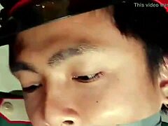越南亚洲警察和士兵被绑束缚中，被骗进行同性性爱与巨大鸡巴
