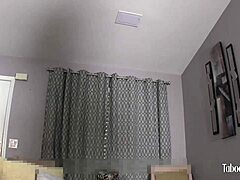 Sıcak Üvey Teyze Amiee Cambridge Bekaretimi Yoğun Sürme İle Alıyor