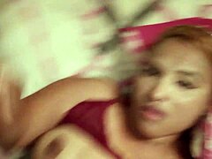 Iso rasvainen kypsä brunetti isoilla luonnollisilla titeillä ja isolla pyllyllä saa kyrvän kylpyhuoneessa