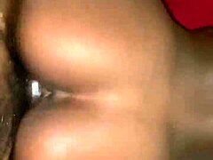 彼氏が出た直後に大きな黒チンポを狙って忍び込み、エボニー友達と浮気。