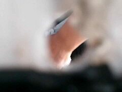 Niekto hovorí: Potrebujem teraz špehovať v kúpeľni bez toho, aby si niekto všimol