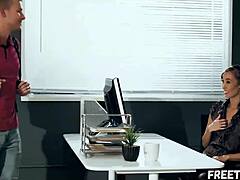 Stresovaná učiteľka prosí o tehotenstvo od študentky Christy Love?