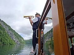 ドイツの男が黒ストッキングの美しい足にハマって…クリームパイ足コキ試してみたい？