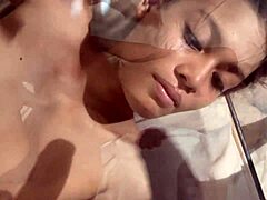 Tangkap adik tiri sedang melancap di bilik tidur. Fuck faraj cantik dia bengkok doggystyle tunggang sampai orgasme