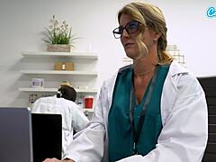 Chceš vidieť sexi MILF sestru masturbovať veľké cicí v kancelárii?